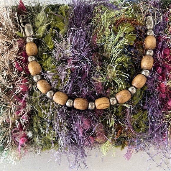 Multicolor Textured Handbag with Wooden Handle - Picture 4 of 4